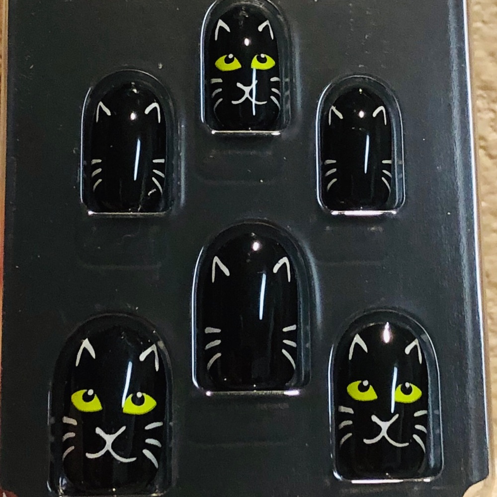 New Sinful Colors Claws Cat Call Glows Nails